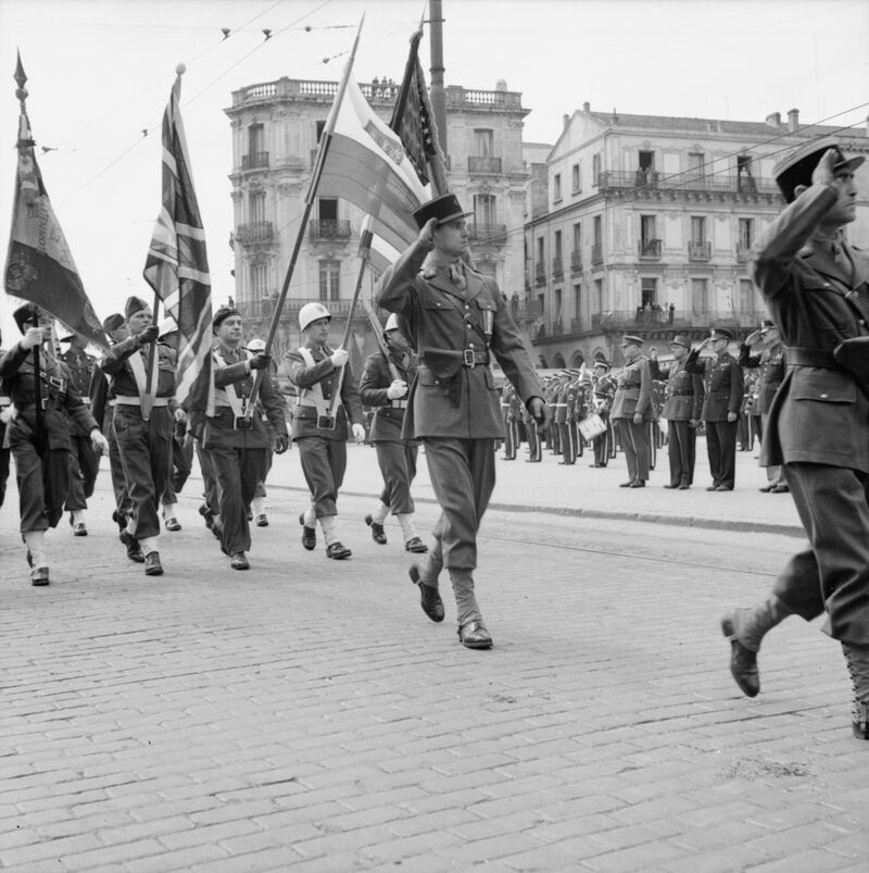 Materiał z wystawy – Wspólna parada koalicjantów, od lewej poczty sztandarowe: Francji, Wielkiej Brytanii, Polski i USA – Algier, 28 III 1944 r. (Imperial War Museums) 