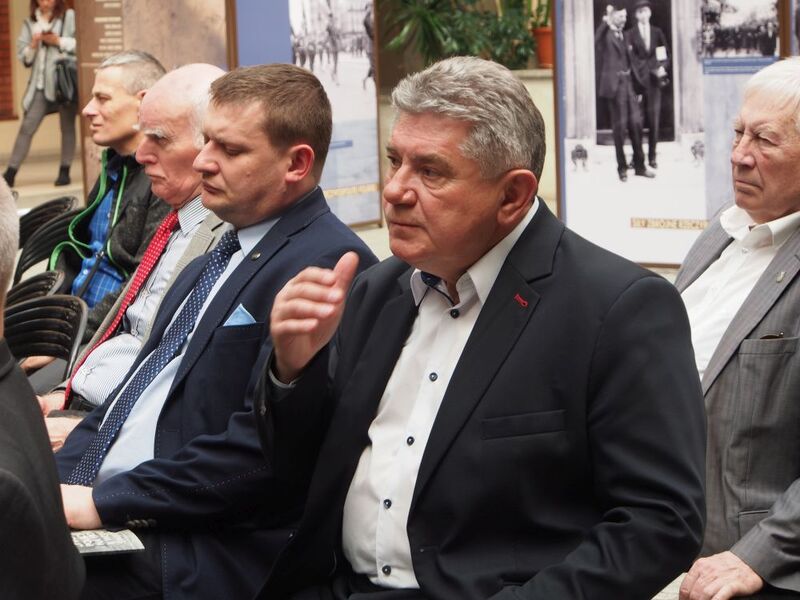 Od prawej: dr Stanisław Jurkin (prezes Oddziału Łódzkiego Związku Sybiraków), Stefan Zagrodnik (z-ca dyrektora Biuro Ochrony Informacji i Bezpieczeństwa Urzędu Marszałkowskiego w Łodzi), dr Piotr Machlański (dyrektor Muzeum Tradycji Niepodległościowych w 