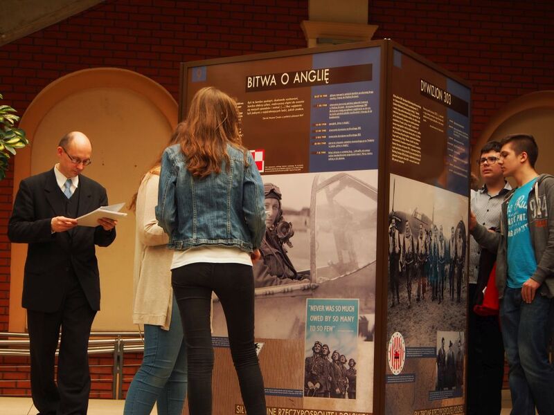 Gimnazjaliści uczestniczyli w quizie historycznym nawiązującym do tematyki wystawy 