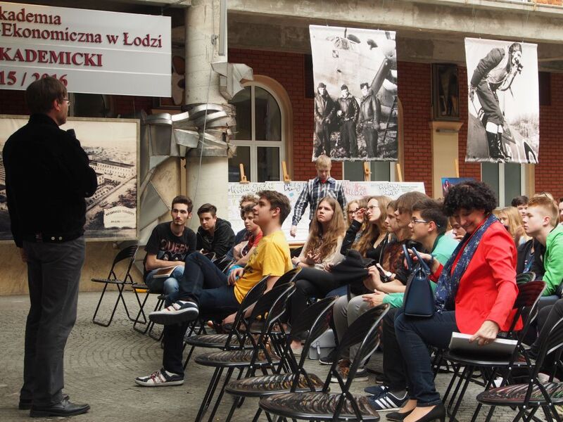 Grzegorz Nawrot, p.o. kierownika Referatu Edukacji Historycznej OBEP IPN w Łodzi objaśnia zasady rozgrywki „ZnajZnak” 