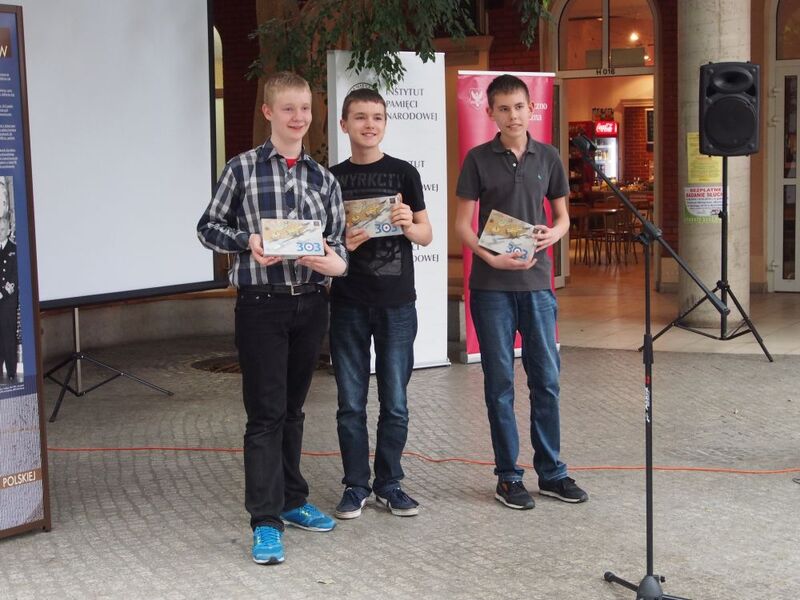 Zwycięzcy quizu historycznego po odebraniu nagród 