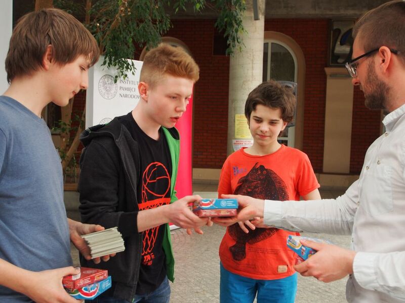 Nagrody odbierają najlepsi tego dnia w rozgrywce „ZnajZnak” 
