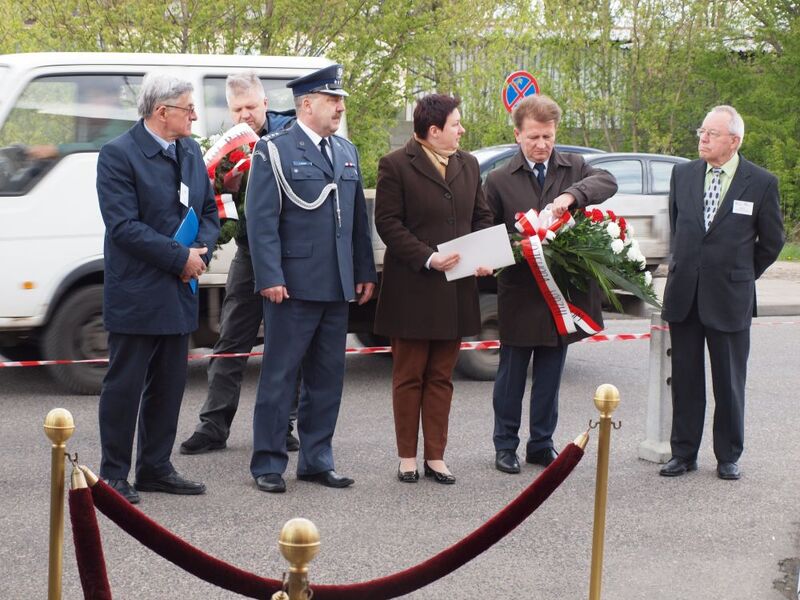 Pierwszy z lewej: Antoni Galiński, główny specjalista Oddziału IPN w Łodzi, inicjator powstania tablicy. Drugi od prawej Rafał Jaksa, kierownik Oddziału Dziedzictwa Kulturowego i Ochrony Pamięci Narodowej ŁUW