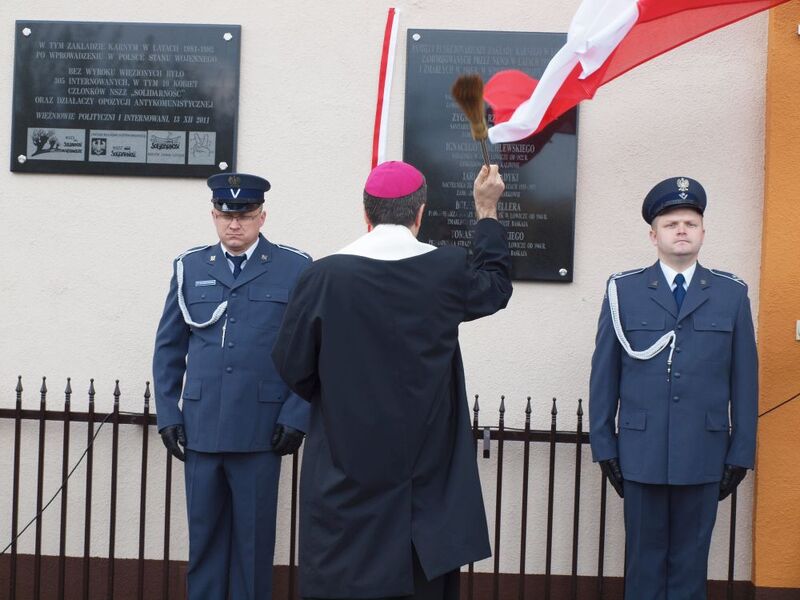 Ks. bp Wojciech Osial dokonuje poświęcenia tablicy