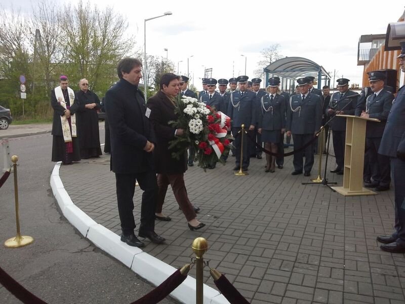 Delegacja IPN, od lewej Artur Napióra (z-ca naczelnika OBL IPN w Łodzi), dr Joanna Żelazko (naczelnik OBEP IPN w Łodzi) i Antoni Galiński (gł. specjalista Oddziału IPN w Łodzi)