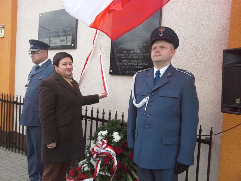 Dr Joanna Żelazko, naczelnik OBEP IPN w Łodzi, dokonuje uroczystego odsłonięcia tablicy