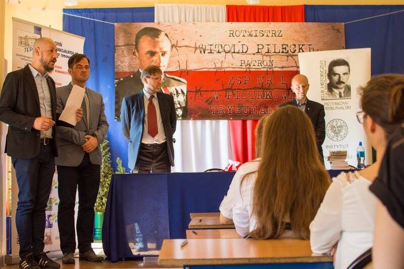 Od lewej: Sebastian Wojtaś (nauczyciel w ZSP nr 1), Bogusław Łukaszewski (dyrektor ZSP nr 1), Grzegorz Nawrot (IPN Łódź), Paweł Wąs (Klub Historyczny im. gen. „Grota” w Piotrkowie Tryb.) 