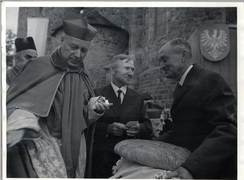 Powitanie prymasa Stefana Wyszyńskiego przez tumskich parafian, 11 czerwca 1967 r. (AIPN Łd, pf 10/810, k. 152)