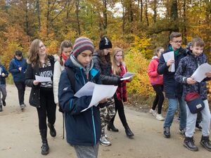 Spacer młodzieży po miejscach pamięci w lasach lućmierskich (foto: Paweł Kowalski)
