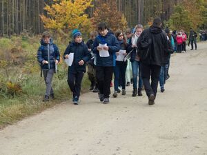Spacer młodzieży po miejscach pamięci w lasach lućmierskich (foto: Paweł Kowalski)