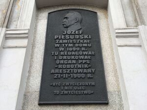 Tablica w miejscu zamieszkania Jóżefa Piłsudskiego w Łodzi