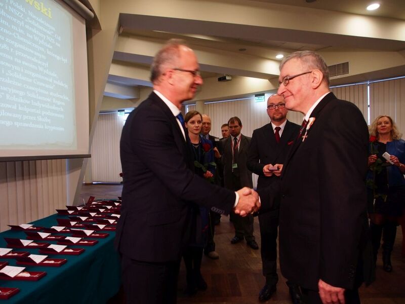 Krzyż Wolności i Solidarności odbiera Grzegorz Grabowski