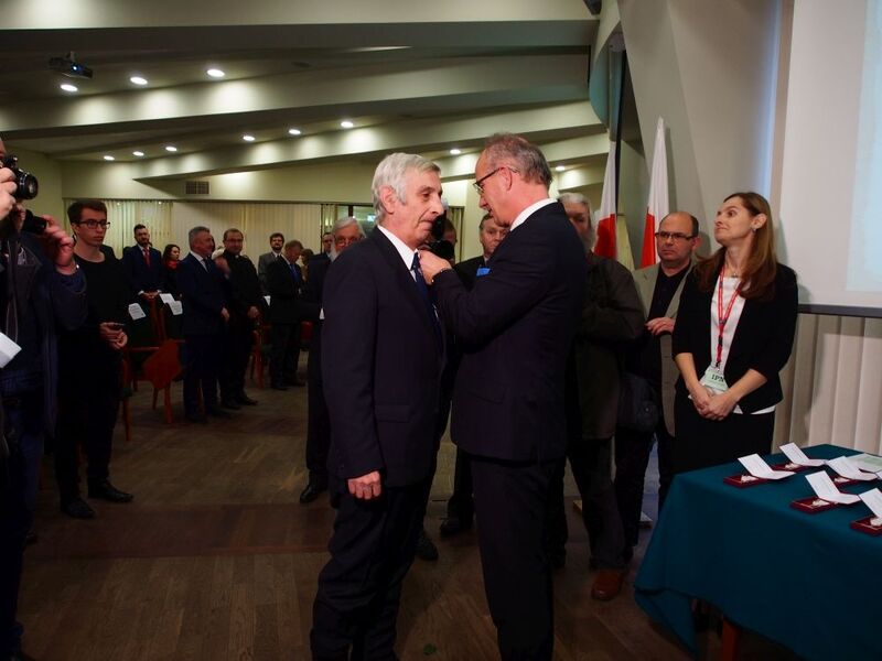 Krzyż Wolności i Solidarności odbiera Ryszard Iwański