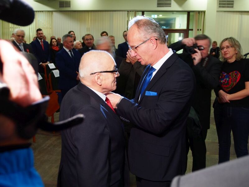 Krzyż Wolności i Solidarności odbiera Henryk Marczk