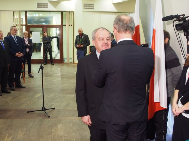 Krzyż Wolności i Solidarności odbiera Ryszard Podladowski