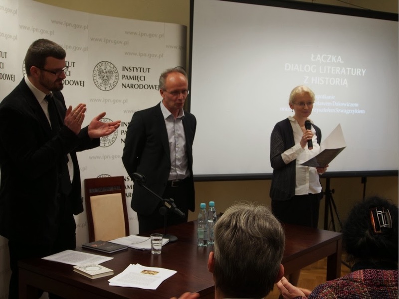 Od lewej: dr Przemysław Dakowicz (UŁ), dr hab. Krzysztof Szwagrzyk (IPN), Marzena Kumosińska (IPN Łódź) w trakcie prezentacji gości spotkania