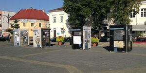Wystawa o zbrodniach niemieckich na Placu Legionów w Wielluniu