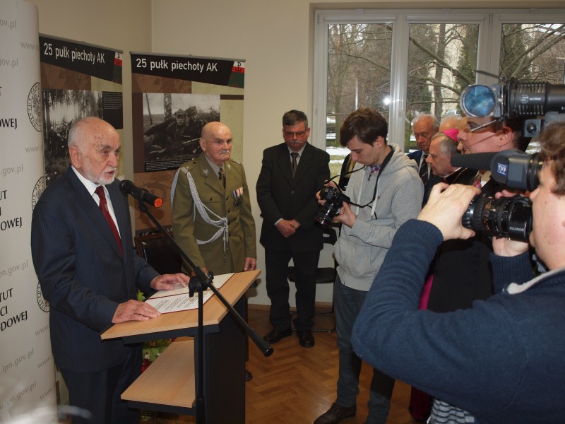 Przy mikrofonie Waldemar Strzałkowski, przedstawiciel Prezydenta RP Bronisława Komorowskiego, który wręczył gen. Arkuszyńskiemu Krzyż Komandorski OOP