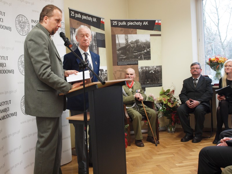 Dr Tomasz Toborek (OBEP IPN w Łodzi) wręcza Jubilatowi wydaną przez IPN publikacje M. Kopy pt. Inspektorat Piotrkowski AK w dokumentach i komentarzach