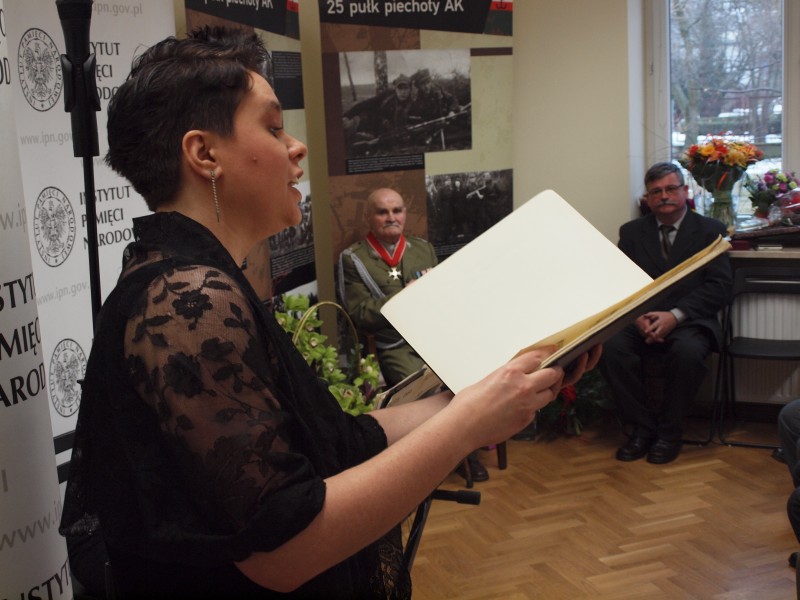 Występ Olgi Maroszek, solistki Teatru Wielkiego w Łodzi. Pierwszy z prawej Adam Arkuszyński, syn Generała