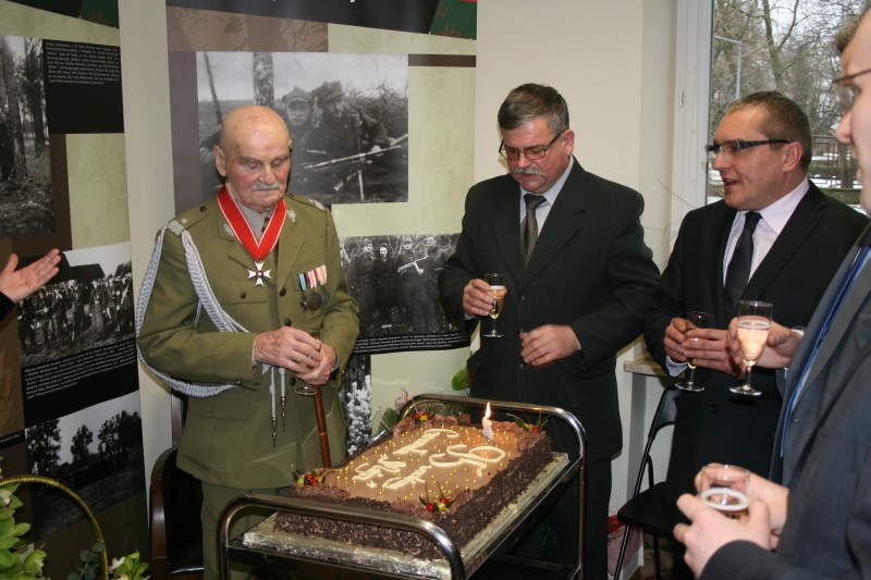 Toast na cześć Generała „Maja”. Od lewej: Jubilat, Adam Arkuszyńśki, Marek Drużka, dr Łukasz Kamiński